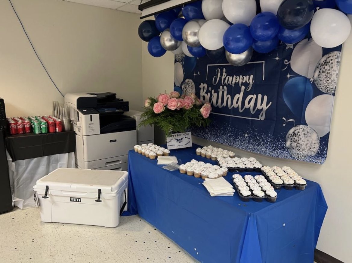 puentedisd's tweet photo. Taking a moment to acknowledge and celebrate our @LLHotchkissElem August birthdays! What a sweet treat for our Hotchkiss team! #HelloJello #BirthdayTreats @SBarrios_DISD @ACEDallasISD https://t.co/STxQlmrf6T