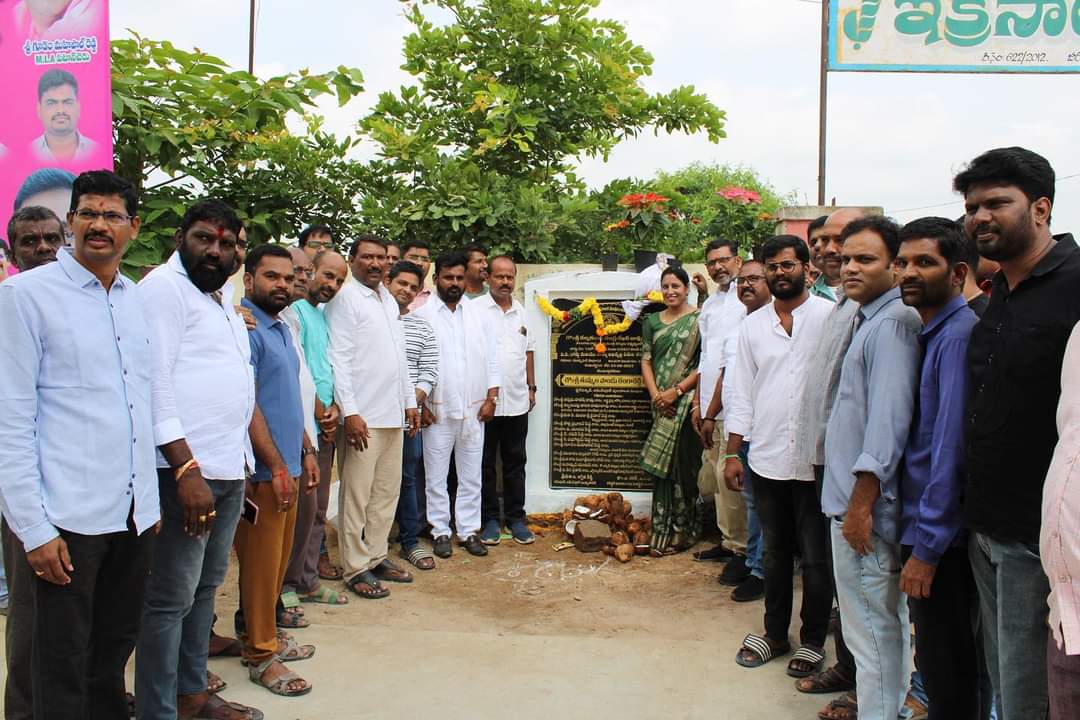 KataSudha's tweet photo. Sangareddy District Mahila Congress President &amp; Ameenpur Municipality 15th ward Councillor Kata SudhaSrinivas Goud Participated in laying the foundation stone of the underground drainage and CC road works in Icrisat and Vandanapuri Colony under 15th Ward of Ameenpur Municipality https://t.co/alRMlRQkK6