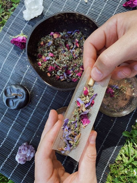 LightshadeCO's tweet photo. what herbs are you mixing with your weed? 
-
📸  @lunarbloomherbs https://t.co/mcqr3FjqUV