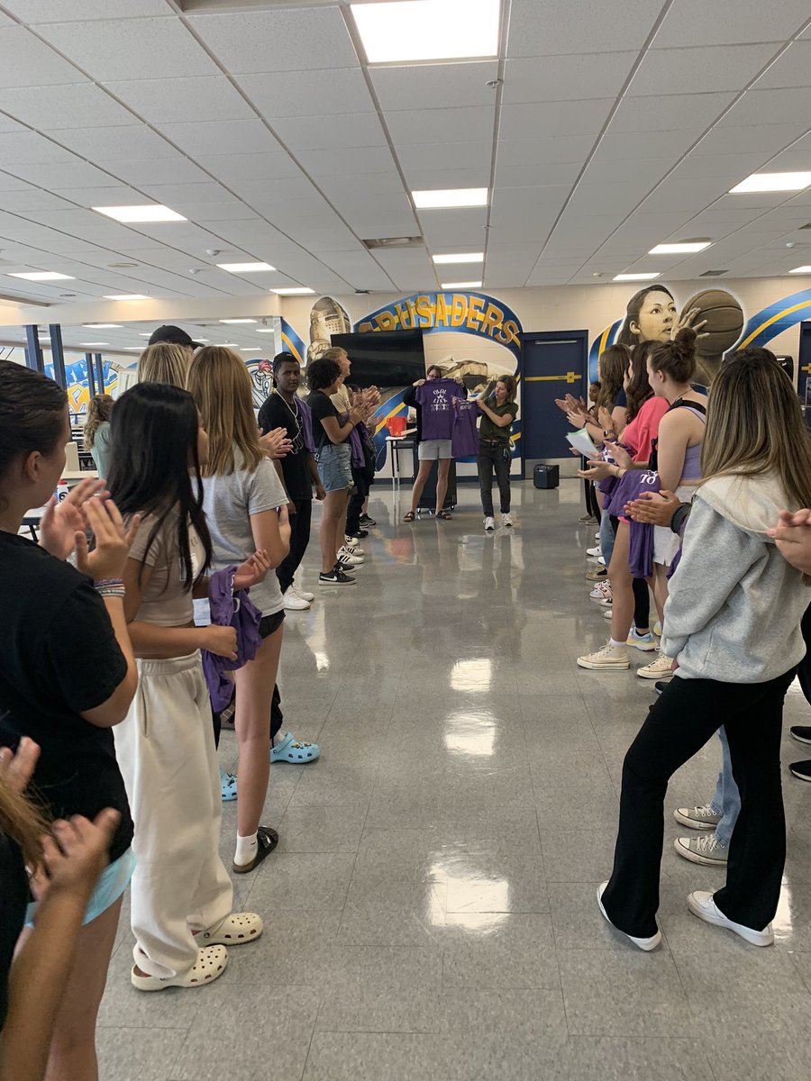 OLOLCRUSADERS's tweet photo. Our Link Crew leaders are ready to welcome our newest Crusaders, the Class of 2027, to Our Lady of Lourdes tomorrow, Wed Aug 12 from 10:00am-12:30pm!! See you there grade 9’s! 🙌 https://t.co/Xw35R7BJkp