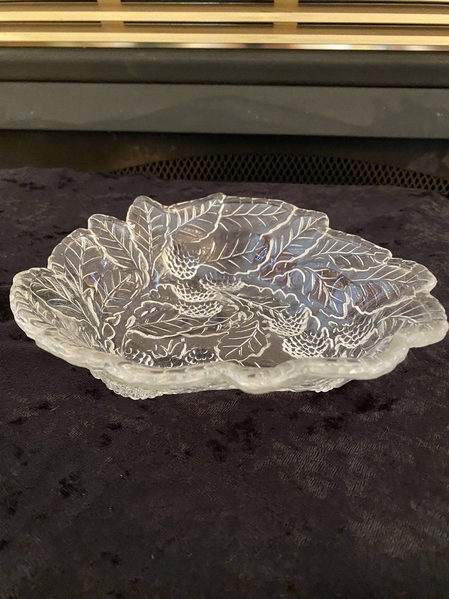 emmasattic98's tweet image. Indiana Glass Loganberry BonBon Dish/Bowl by EmmasAtticTreasures etsy.me/45TwotD via @Etsy #IndianaGlass #Clear #Loganberry #BonBonDish