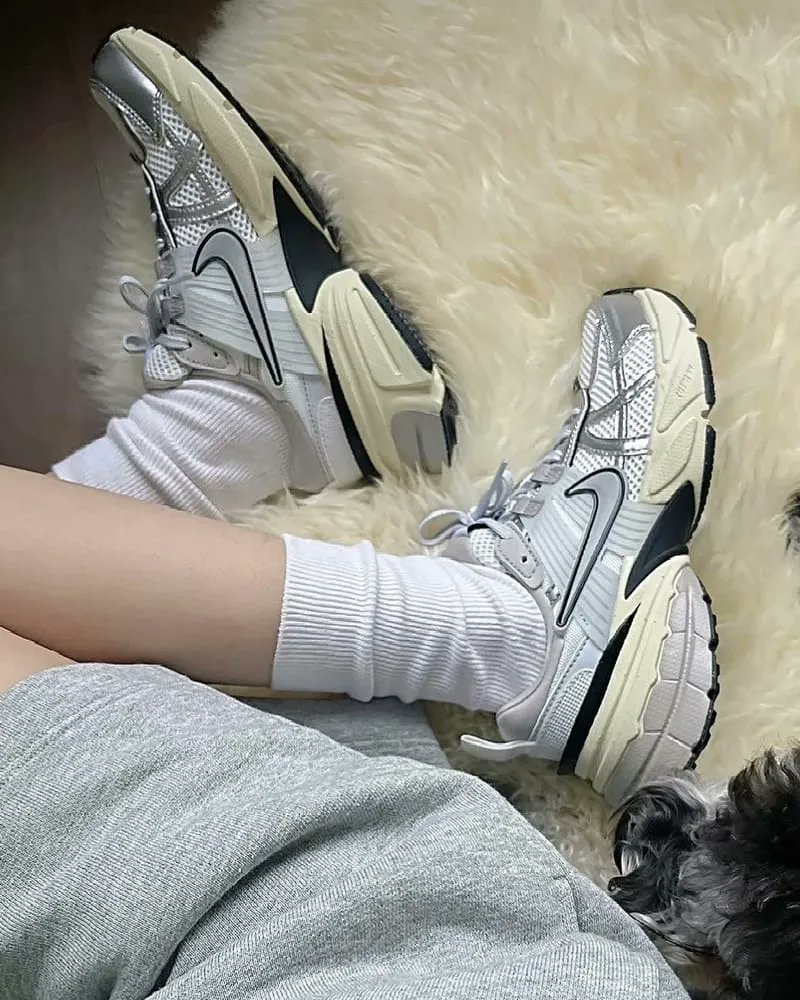 JustFreshKicks's tweet photo. Wmns Nike V2K Run 'Light Iron Ore' ✨ 

https://t.co/r5VXCmtg8A https://t.co/8PldDsqB94