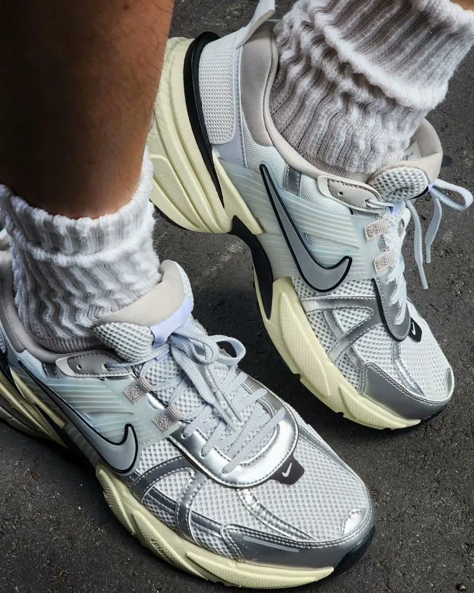 JustFreshKicks's tweet photo. Wmns Nike V2K Run 'Light Iron Ore' ✨ 

https://t.co/r5VXCmtg8A https://t.co/8PldDsqB94