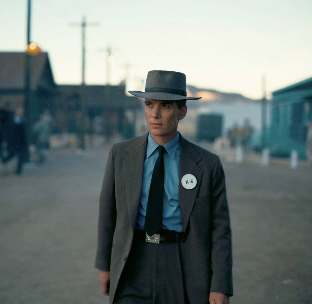 DiscussingFilm's tweet photo. Christopher Nolan shot ‘OPPENHEIMER’ in 55 days, cutting 30 filming days, to re-allocate budget to production design &amp; set locations.

This allowed PD Ruth De Jong to have the finances needed to reconstruct Los Alamos from scratch in New Mexico.

(Source: https://t.co/yxXSHeOEQb) https://t.co/UiBTDUt5sr