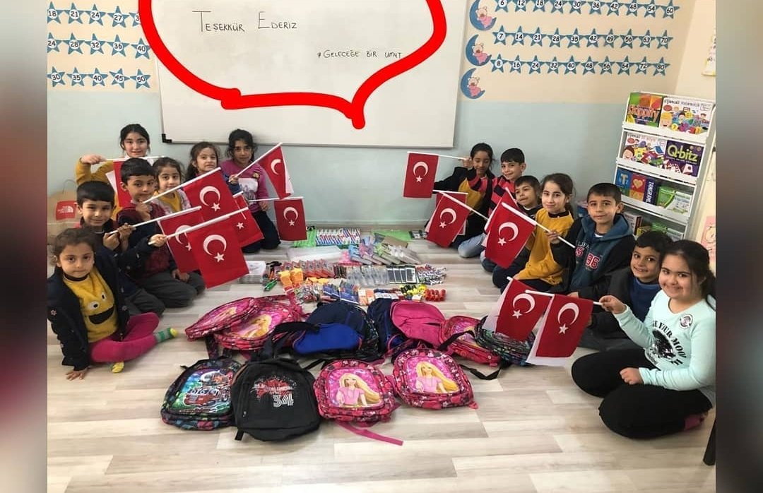 BirGelecege's tweet photo. Gururla geleceğimiz cocuklarimizin omuzlarinda
#dalgalansendesafaklargibieysanlihilal 🇹🇷❣️ #30agustos #zaferbayramimiz #kutluolsun 
Sultan Gürbüz Ablanız tipki tahtadaki ismi gibi herdaim arkanizda 🇹🇷🇹🇷🇹🇷🇹🇷
#ZaferBayramı #ZaferBayramımız 🇹🇷 #umut #UniversityChallenge #Turkey https://t.co/iDu1SAT1h1