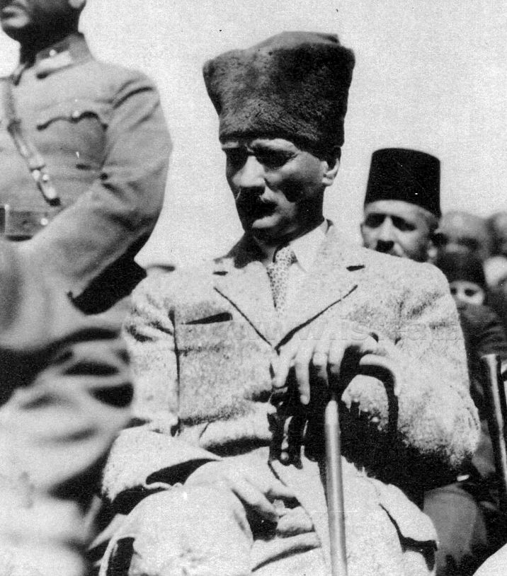lordsinov's tweet photo. Bilgiselin başında, bu fotoğrafı paylaştım. Boşuna değildi. Bu fotoğraf, 30 Ağustos 1924 günü, büyük zaferden 2 yıl sonra, zaferin gerçekleştiği yerde, savaş sahasını gezerken çekildi.

Atatürk'ün yüzü çok şey anlatır. Zira, bu, bir fotoğraftan fazlasıdır. https://t.co/aoCrzGm2ja