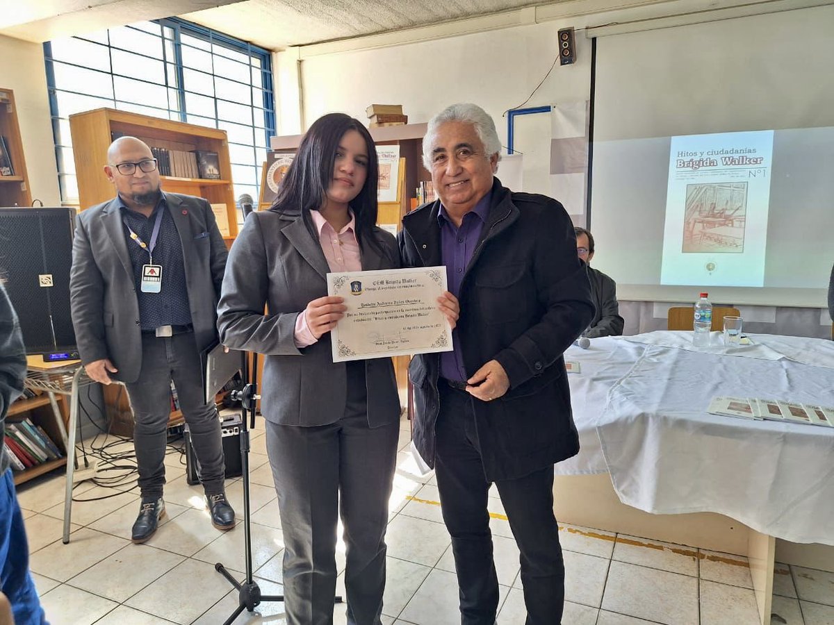 cmds_nunoa's tweet photo. 📌Hoy se realizó el lanzamiento del “primer boletín” realizado por los estudiantes del Liceo Brígida Walker. 👏

✅ Este es un proyecto entre UTP y Convivencia Escolar, que busca potenciar el pensamiento crítico de los jóvenes. 🧒🏻👧🏻📑

#ÑuñoaEducación https://t.co/rEtqsWiNns