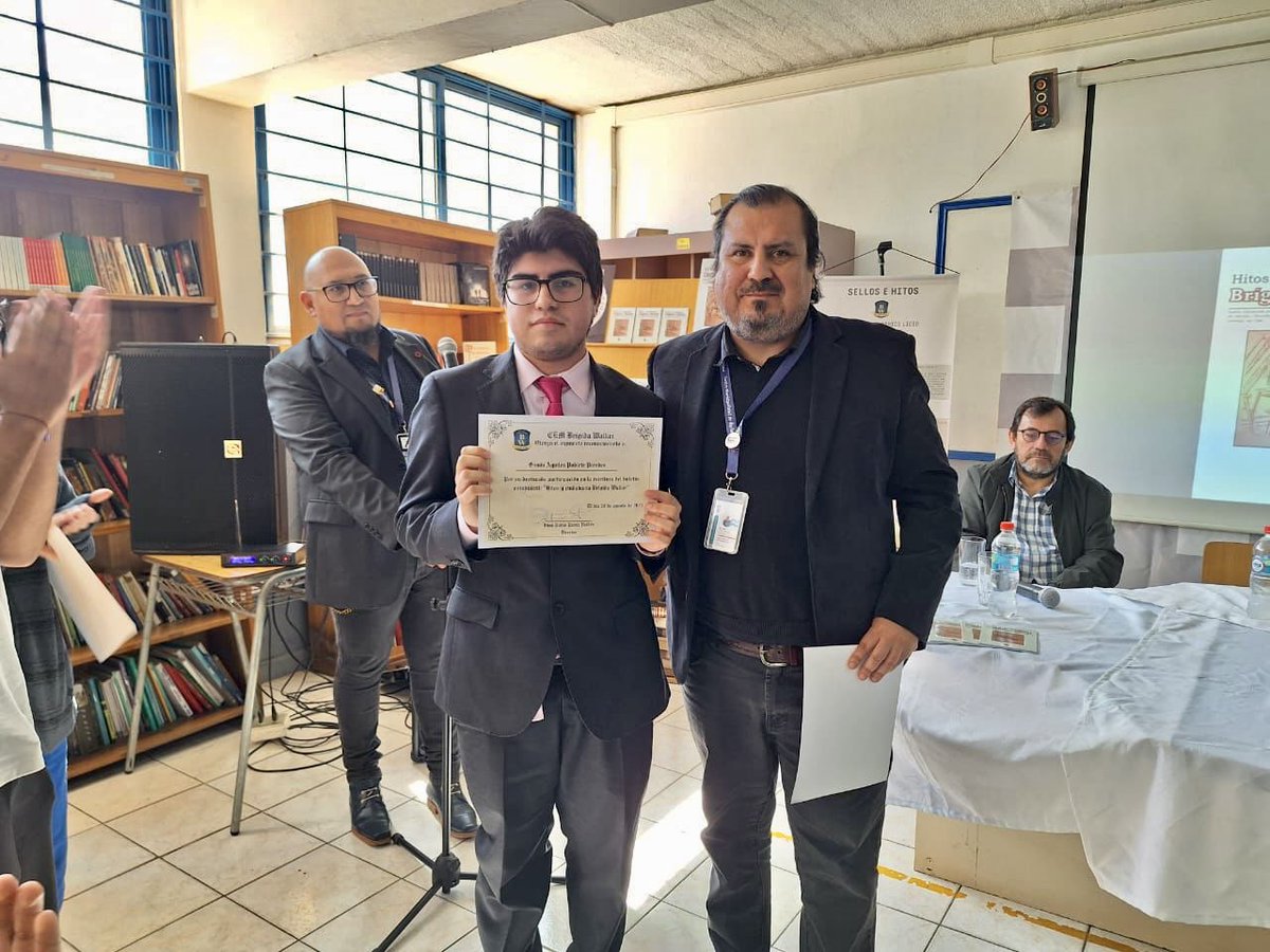 cmds_nunoa's tweet photo. 📌Hoy se realizó el lanzamiento del “primer boletín” realizado por los estudiantes del Liceo Brígida Walker. 👏

✅ Este es un proyecto entre UTP y Convivencia Escolar, que busca potenciar el pensamiento crítico de los jóvenes. 🧒🏻👧🏻📑

#ÑuñoaEducación https://t.co/rEtqsWiNns