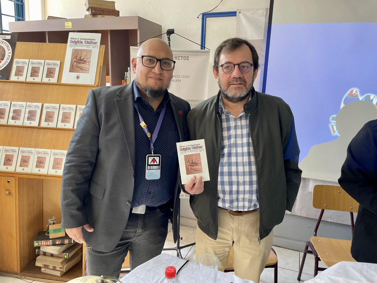 cmds_nunoa's tweet photo. 📌Hoy se realizó el lanzamiento del “primer boletín” realizado por los estudiantes del Liceo Brígida Walker. 👏

✅ Este es un proyecto entre UTP y Convivencia Escolar, que busca potenciar el pensamiento crítico de los jóvenes. 🧒🏻👧🏻📑

#ÑuñoaEducación https://t.co/rEtqsWiNns