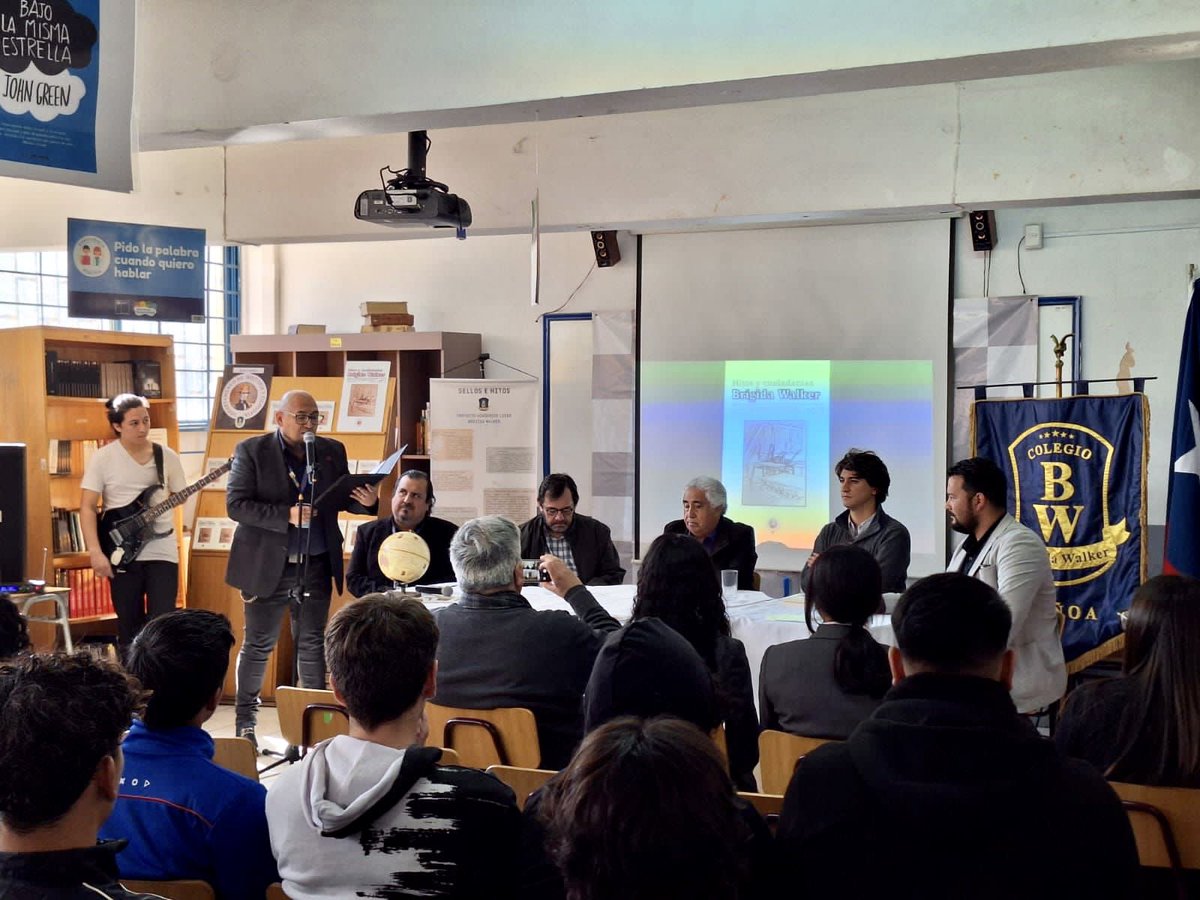 cmds_nunoa's tweet photo. 📌Hoy se realizó el lanzamiento del “primer boletín” realizado por los estudiantes del Liceo Brígida Walker. 👏

✅ Este es un proyecto entre UTP y Convivencia Escolar, que busca potenciar el pensamiento crítico de los jóvenes. 🧒🏻👧🏻📑

#ÑuñoaEducación https://t.co/rEtqsWiNns