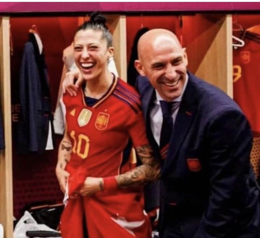 Alcorraz's tweet image. É bem visivel como ela ficou indignada depois do beijo