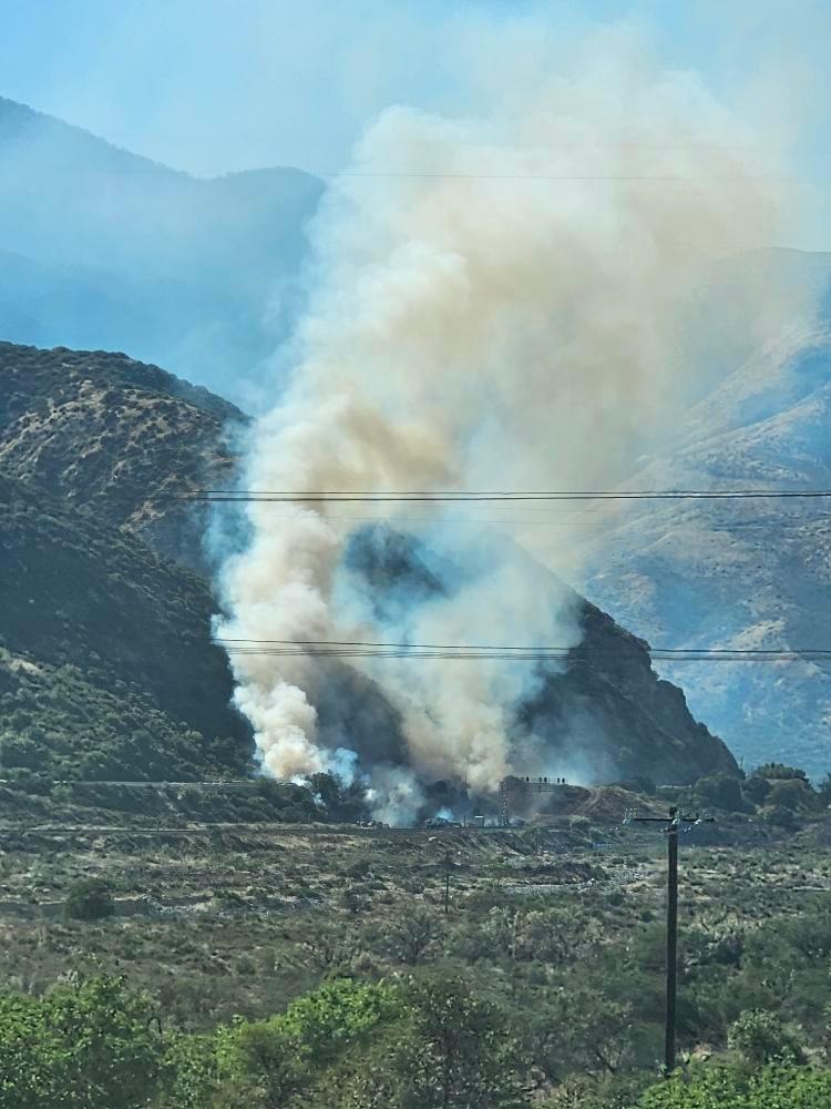 paininthepass's tweet image. Brush fire in the Cajon Pass next to the train tracks near Cajon Blvd old Route 66. #PainInThePass #CajonPass #BrushFire #SanBernardino #Devore #LytleCreek