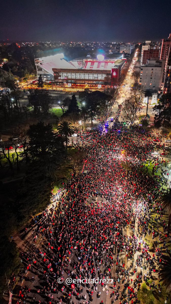 EmiiSera's tweet photo. Recibiendo al pincha #edlp #pincha #EstudiantesLP #Estudiantes https://t.co/HDB6OtbYpO
