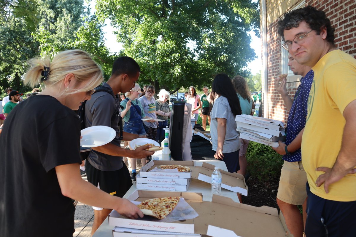 usaodrovers's tweet photo. Just some good pizza with some good people. 🍕🤠
#BetterTogether https://t.co/Sw5hWGYNmk