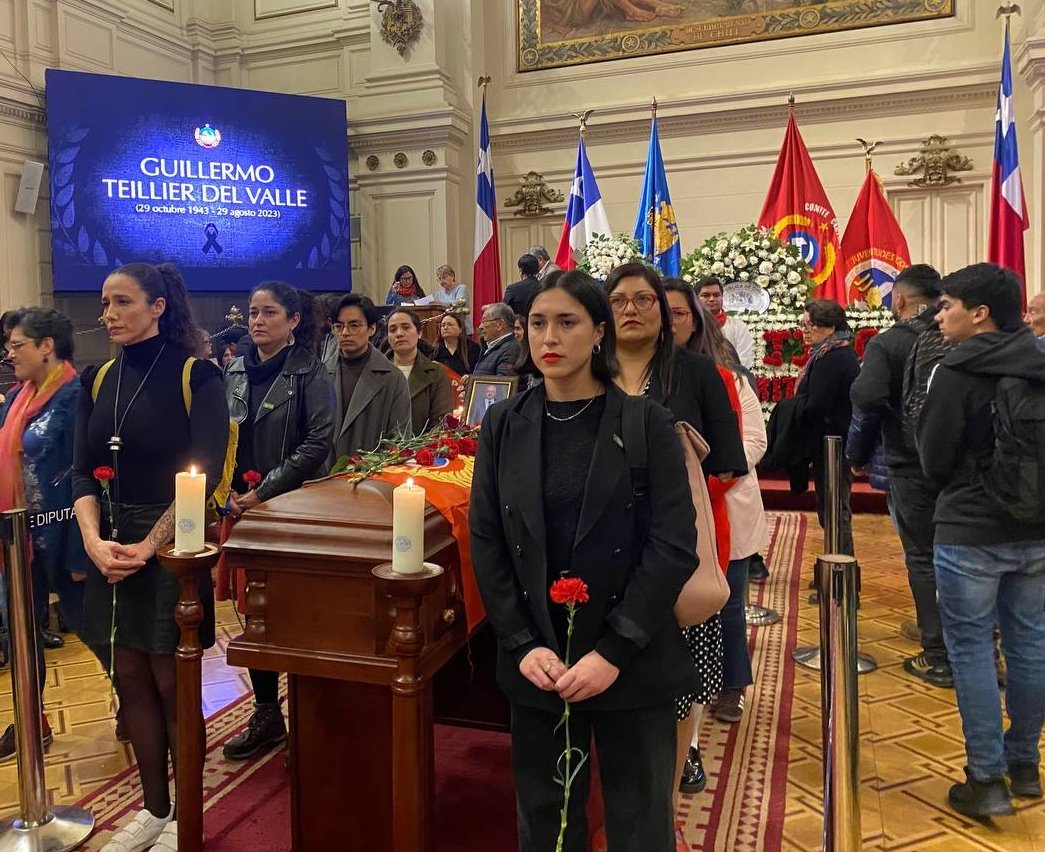 Desde <a href="/RDemocratica/">Revolución Democrática</a> todo nuestro respeto y cariño a los compañeros y compañeras del Partido Comunista de Chile.