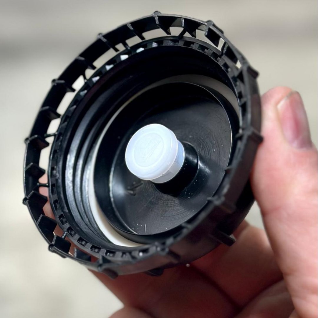 AgBiTechAU's tweet photo. 🤔 Ever noticed that the #Optimol caps are vented? This allows for the tiny amount of excess gas created by molasses fermentation to escape. Plus, they’re designed not to block with any splashing that occurs during transport.

#FunFactFriday https://t.co/pCLlnPuyEl