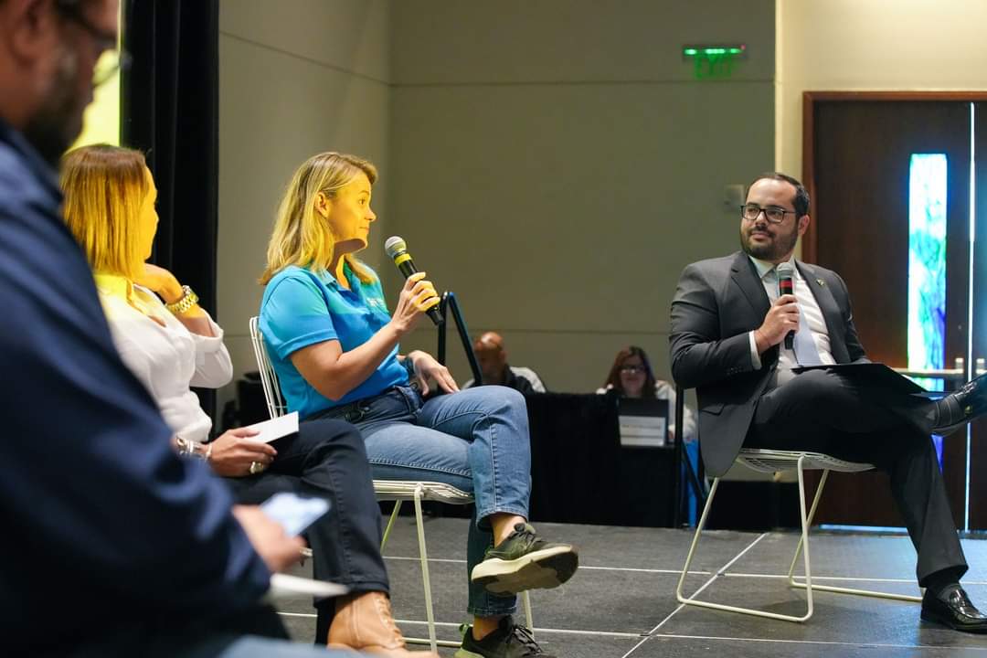 prsectrabajo's tweet photo. Durante el #BuildPR, iniciativa de @Cor3pr, moderé el panel “Impulsando la mano de obra en la reconstrucción” desde donde conversé con representantes del gobierno y el sector privado sobre sus esfuerzos al promover la inserción y retención de profesionales en dicha industria. https://t.co/uXHqwieyyD