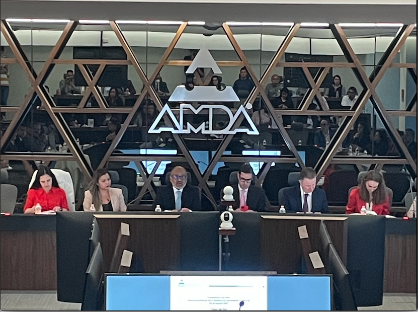 AMDAMX's tweet photo. #EventosAMDA
Ha iniciado la presentación del primer libro de la AMDA, titulado "Nociones Jurídicas de la Distribución Automotriz en México" a cargo de nuestro Presidente ejecutivo Guillermo Rosales Zárate y nuestro Director General Fernando Lascurain Farell https://t.co/r2GDxP0Vpc