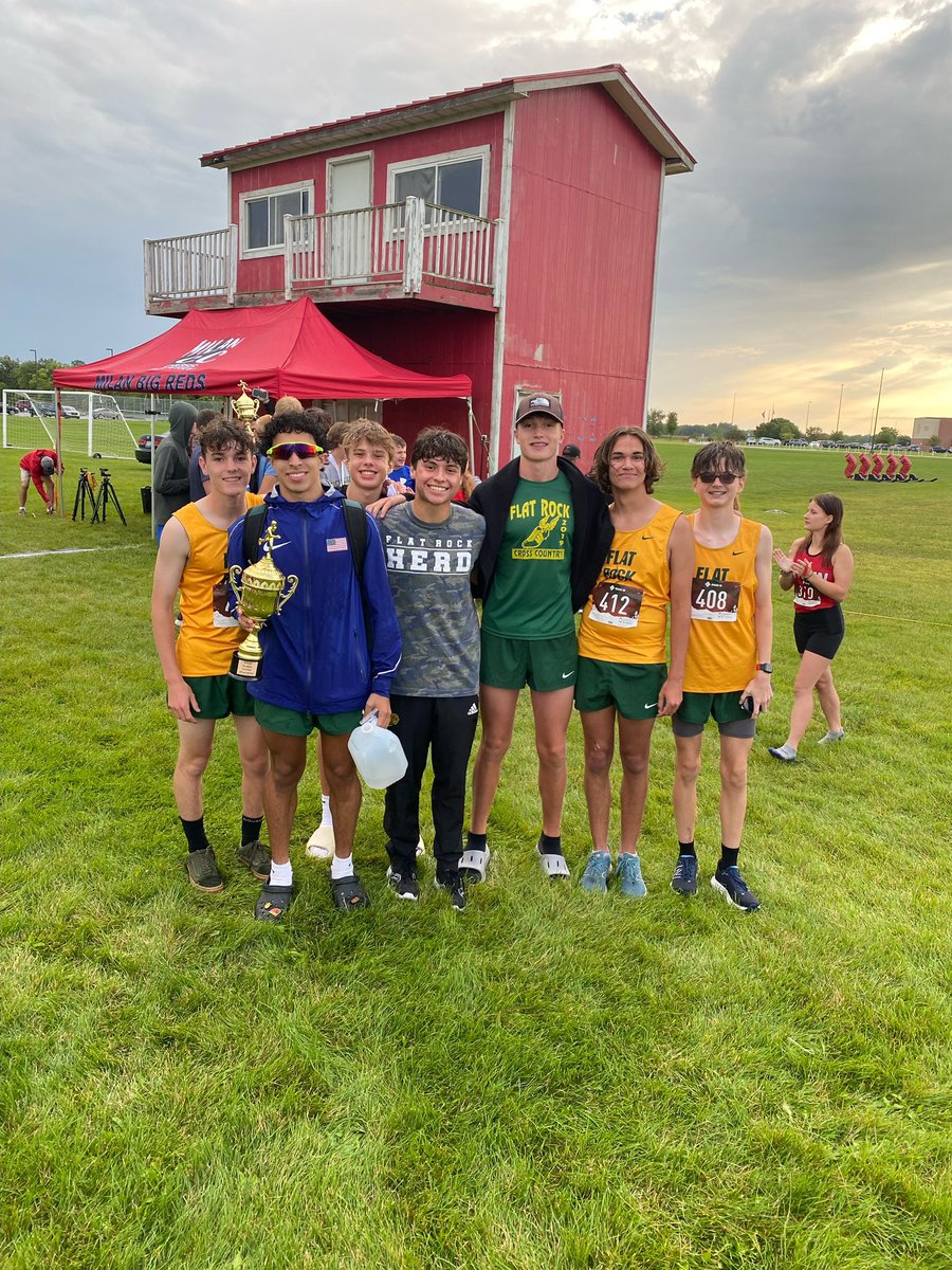 FR_Athletics's tweet photo. The cross country team ran in the Puddle Jump Invite today at Milan. With a time of 20:29.91 Megan Woelkers finished 2nd overall for the girls. Jacob Stanislawski (2nd), Nathan Vargo (3rd), and Lucas Taraszkiewicz (4th) for the boys. As a team the boys finished in 2nd place. https://t.co/IGBsdgEvSy
