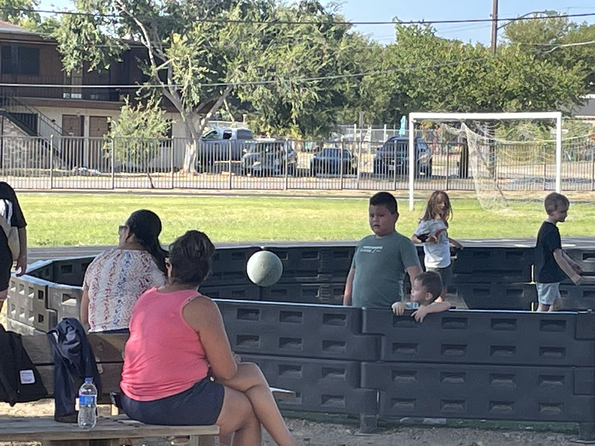 DaggMontFWISD's tweet photo. Building community and connecting families with the simplest of activities. #KindergartenFamilySocial @FortWorthISD @Torius100 #WeLeadTx @dbenavidez2 @TEPSAtalk @Roxanne4FWISD https://t.co/eSxnv1osL7