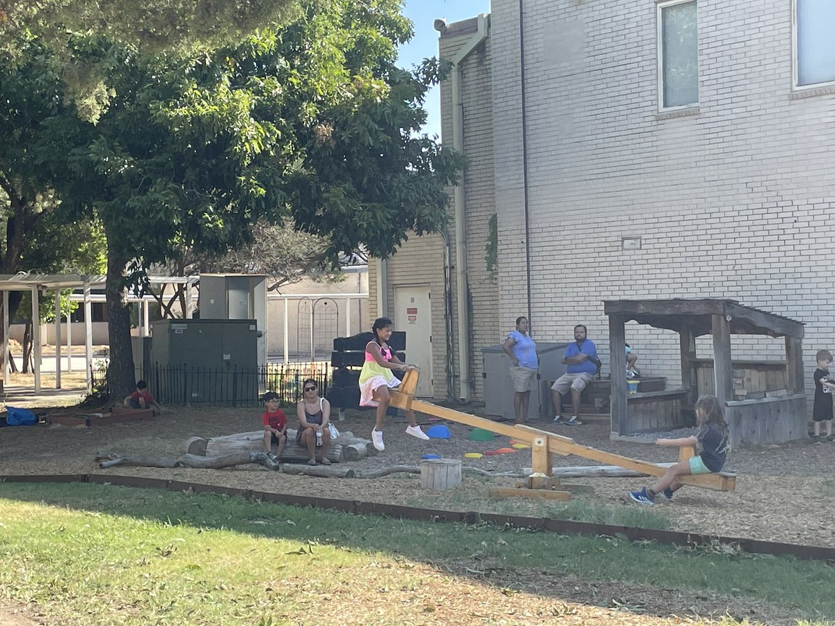 DaggMontFWISD's tweet photo. Building community and connecting families with the simplest of activities. #KindergartenFamilySocial @FortWorthISD @Torius100 #WeLeadTx @dbenavidez2 @TEPSAtalk @Roxanne4FWISD https://t.co/eSxnv1osL7