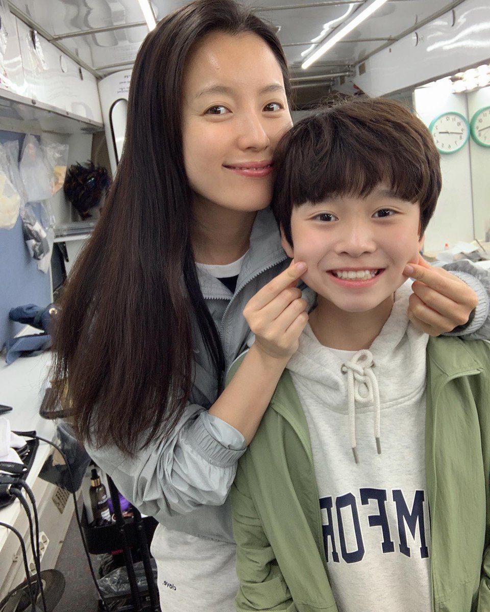 HanHyoJooBR's tweet photo. 📸 | Fofura 😍 fotos da nossa HyoJoo com o ator mirim #HanChangmin que interpreta o Bongseok criança 

 #HanHyoJoo #한효주 #무빙 #moving https://t.co/lOVmGlzZkI