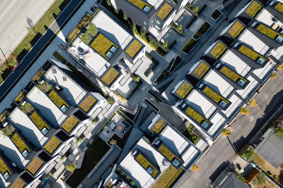 shapearch_'s tweet image. A bird’s eye view of our Just West Townhouses. This project is part of an increasingly vibrant and diverse neighbourhood with prominent east-west and north-south connections.
#SHAPEArch #SHAPEArchitecture #Residentialdesign
Photo: Brett Ryan Studios