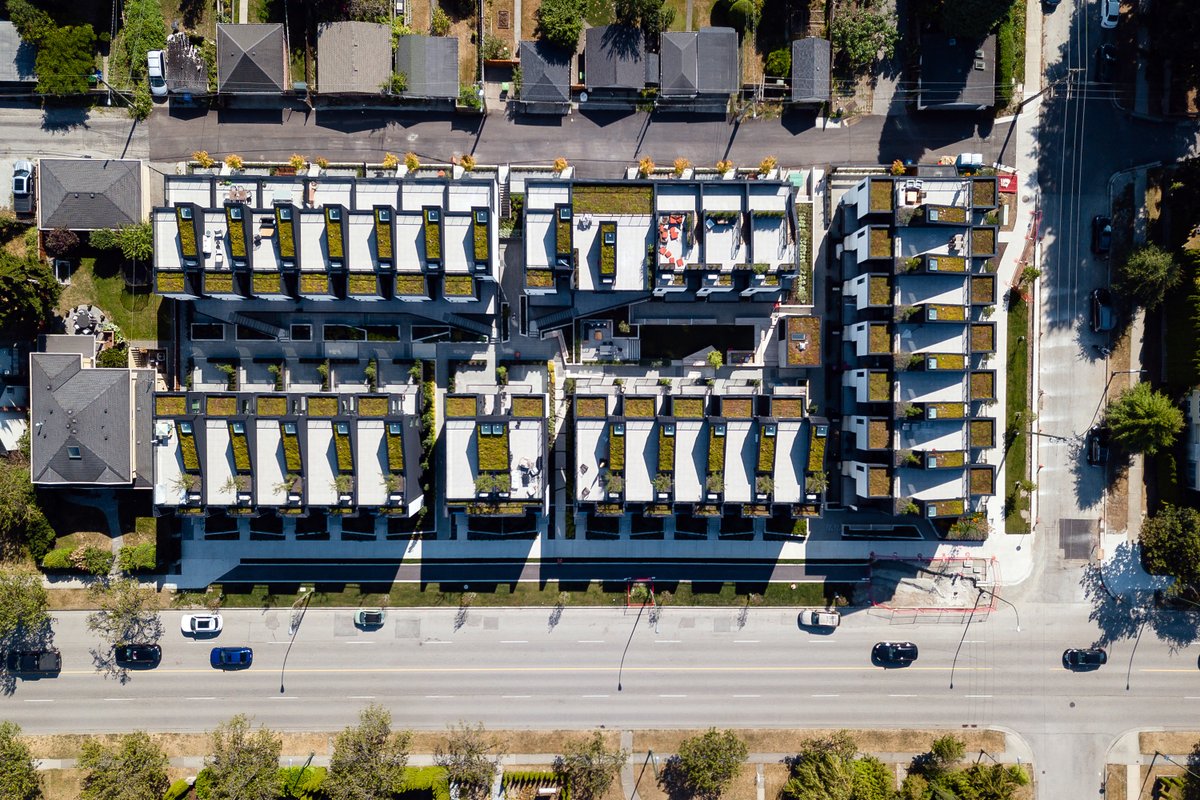 shapearch_'s tweet image. A bird’s eye view of our Just West Townhouses. This project is part of an increasingly vibrant and diverse neighbourhood with prominent east-west and north-south connections.
#SHAPEArch #SHAPEArchitecture #Residentialdesign
Photo: Brett Ryan Studios