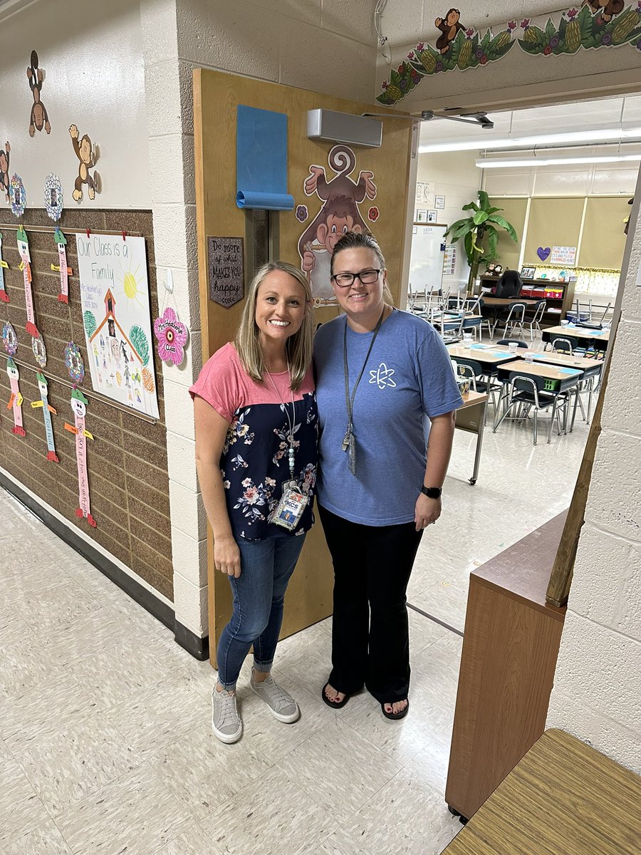 Talking science today with <a href="/JessStafford32/">Jessica Doran</a> and <a href="/CheriReznicek/">Cheri Reznicek</a> and their 1st and 2nd grade teachers. Ts asking great ❓’s about how to prepare lessons. I 👀 the blue👕! That signals a science leader!💙