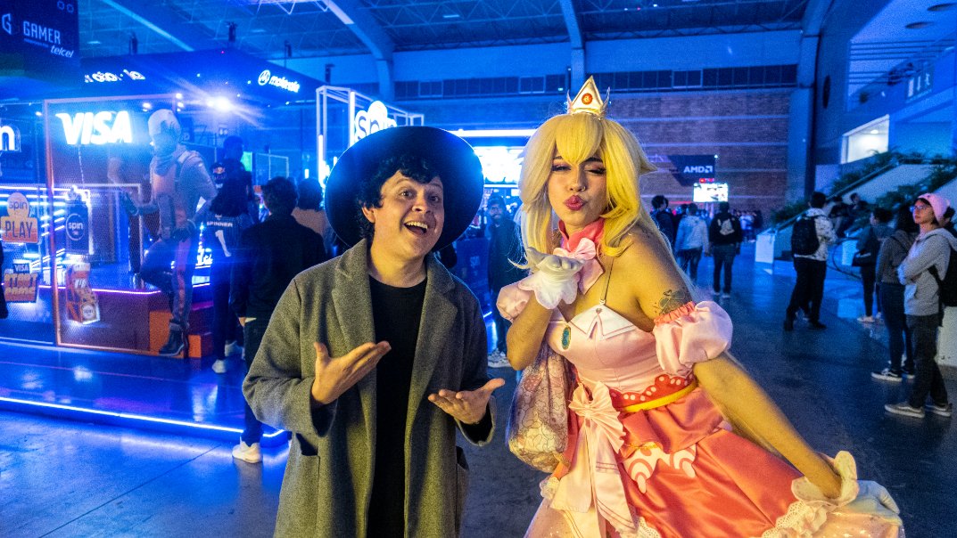 Insultos del futuro:
-¡Tu papá se tomaba fotos con las cosplayers!