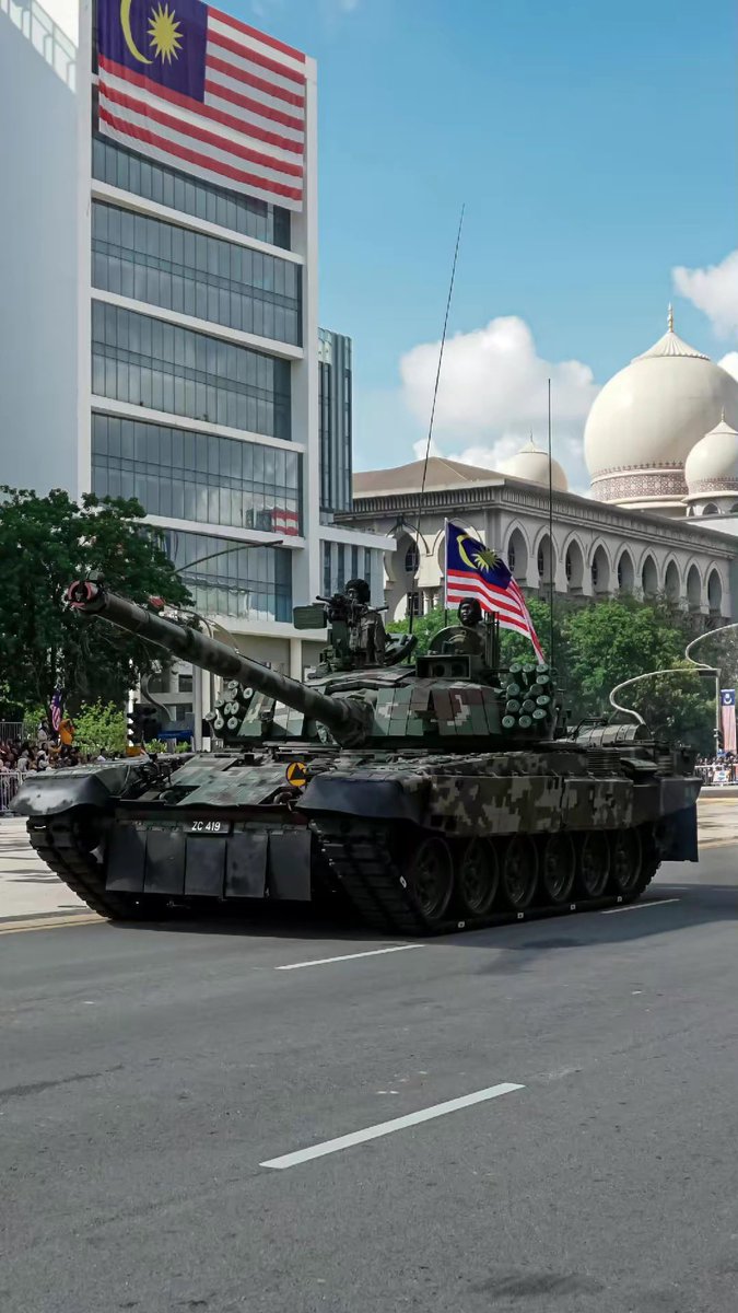 agheep_'s tweet photo. Semalam satu slide video sorang brader dekat tiktok ni masuk fyp aku, slide tu memaparkan gambar-gambar raptai penuh untuk perbarisan untuk Hari Kemerdekaan 2023 dekat  Dataran Putrajaya, semua gambar dia solid weh!🥺, meh aku share bebenang koleksi gambar2 tersebut: https://t.co/HDEQE0Qp5P