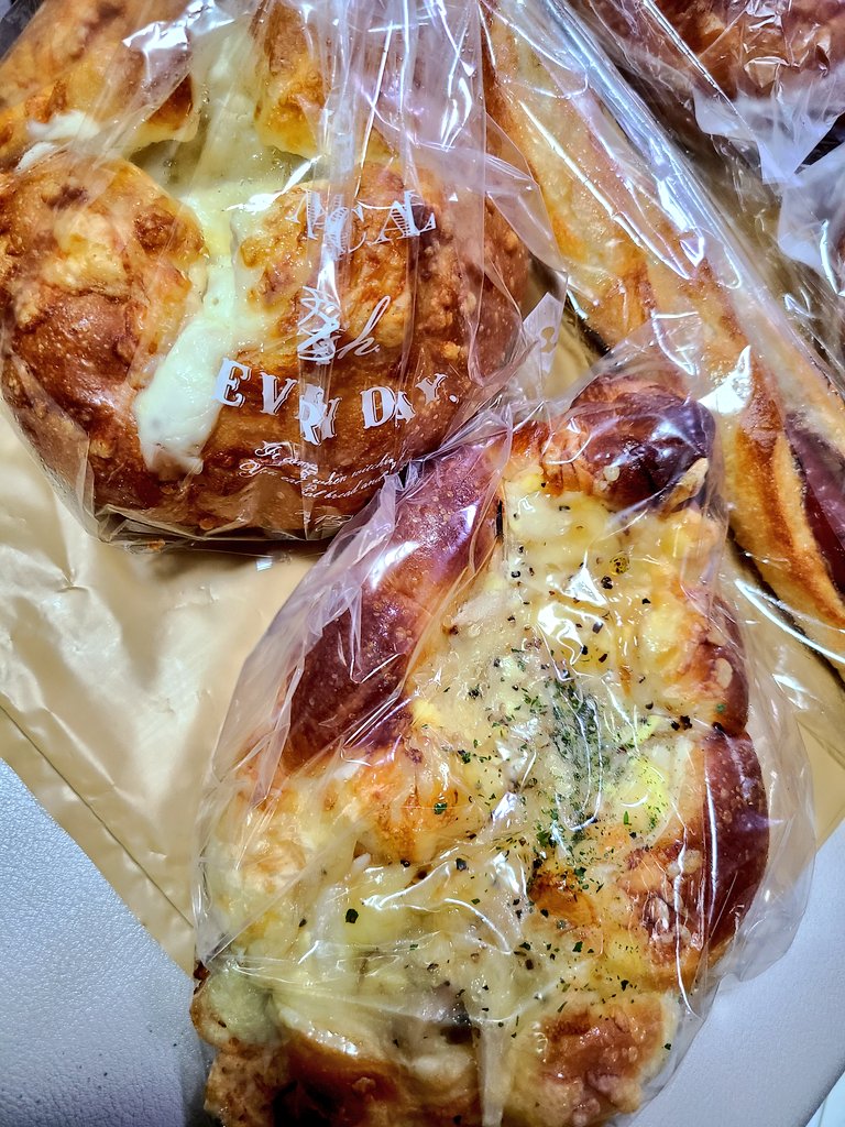 hogehoge69hoge's tweet photo. 先日パンが食べたい!!っていう気持ちが爆発してめちゃくちゃ買ってしまった…
今回のねこねこ食パンは三毛猫!!かわいーー
#ねこねこ食パン #HEARTBREAD #ANTIQUE https://t.co/mhA9ER7Qpr