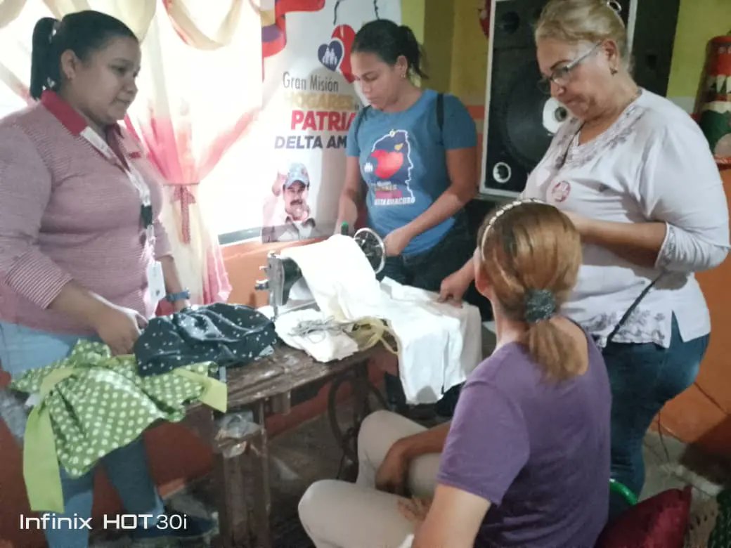 #Hoy el equipo del @MinMujeryEG  y la Vice presidencia de Mujeres del PSUV realizamos un casa a casa en la comunidad de Villa Bolivariana sector I #Tucupita para darle las orientaciones de formación a las mujeres emprendedoras.
¡JUNTAS SOMOS MÁS! 
#29Ago 
#YulimarEsVenezuela
