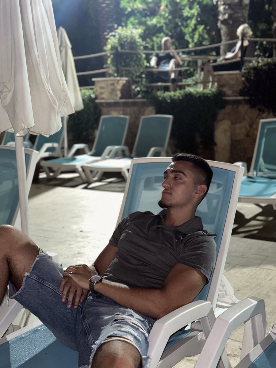 batonsmaili's tweet photo. poolside view. https://t.co/UpdQUpfA8N