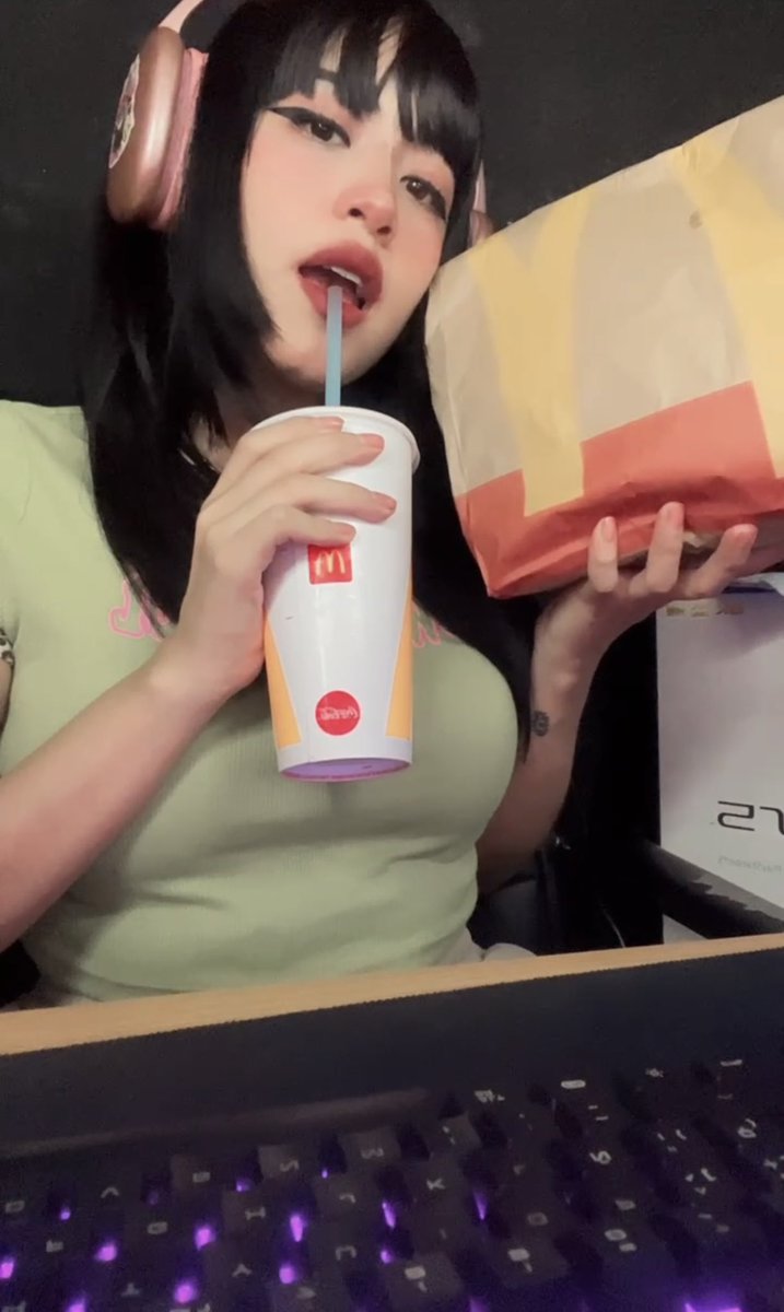 zaturnox_'s tweet photo. ¡Feliz día del gamer! Ven a mi stream, ya está todo listo, espero que te des una vuelta tío @McDonaldsMexico te espero uwu #BitsxBitesMcD #DiaDelGamer https://t.co/3VRNcW9gQ2