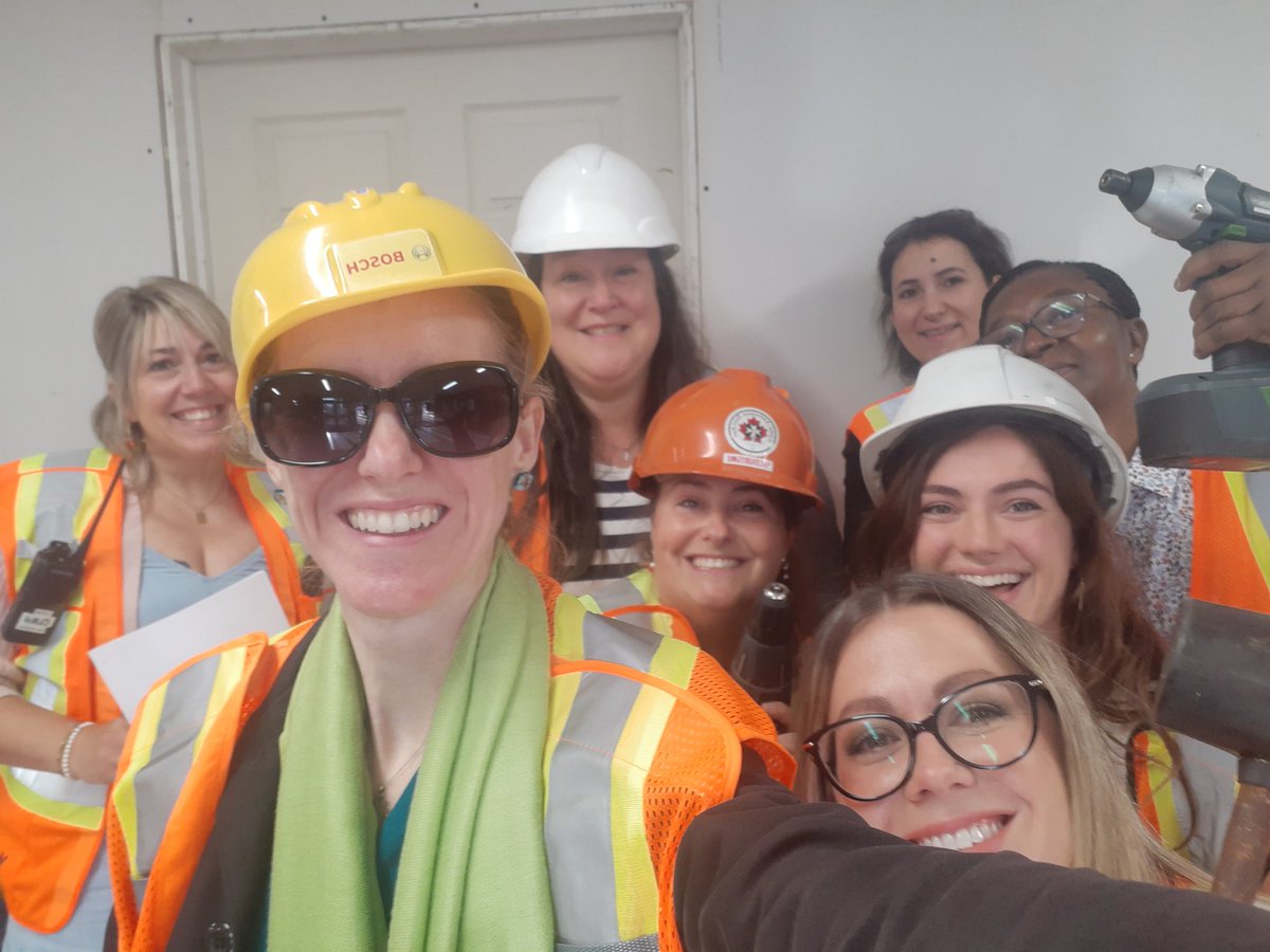 Une rentrée ayant comme thėme "chantier de construction" mais on garde le sourire et on est enthousiaste de retrouver nos élèves! #SuperÉquipe #LaurierCarrière #Rentrée2023 #Rénos2023 <a href="/CapitaineRFR/">Capitaine RFR</a> #CECCE