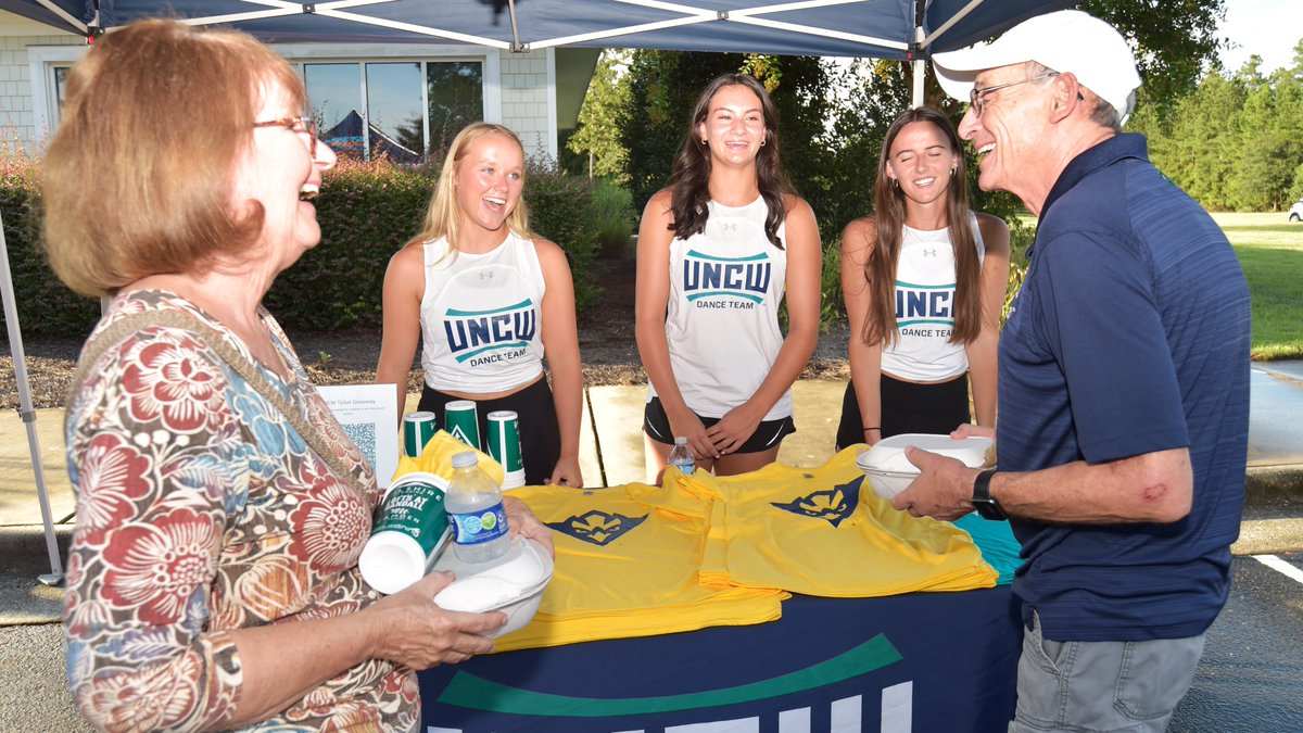 UNCWAthletics's tweet image. Another terrific Hawks to the Neighborhood event at nearby Brunswick Forest. Thanks to @EmergeOrtho for supporting the event and to all the welcoming folks of the Brunswick Forest community.

📷 | bit.ly/47QHMrX

#HawkYeah #UNCW @UNCWilmington