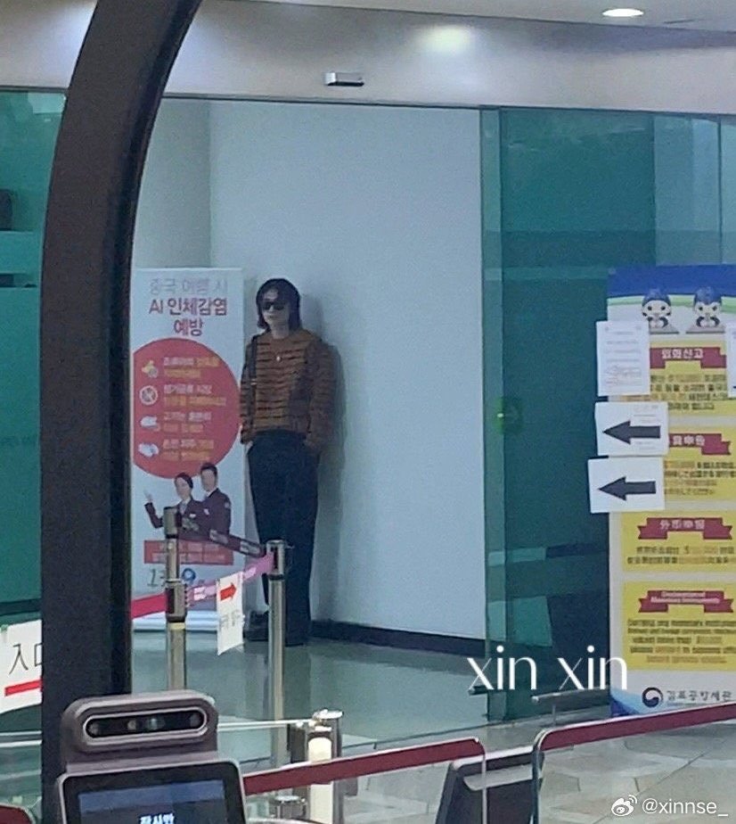 Meghanskz143's tweet photo. The kids went to the bathroom and left hyunjin behind https://t.co/pysl83AYos