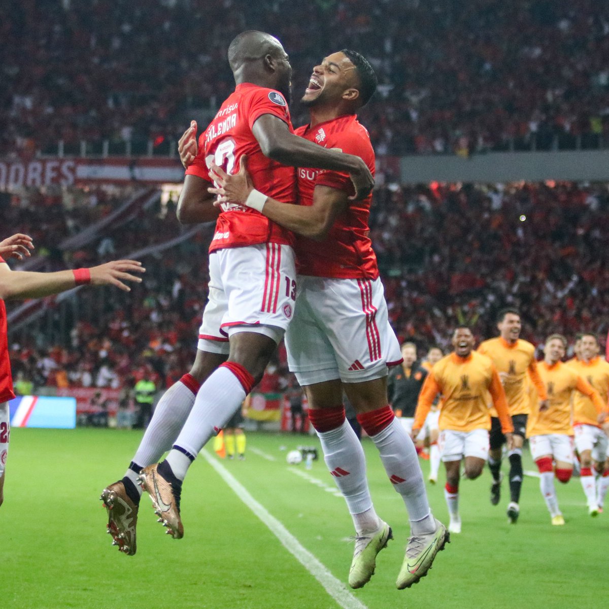 SCInternacional's tweet image. VOARAM EM CAMPO! 1⃣3⃣🤝1⃣1⃣