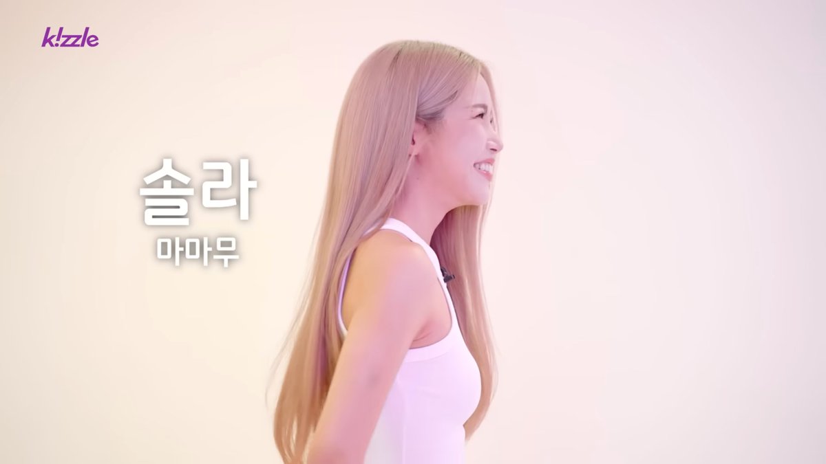 DragonKazoo77's tweet photo. She smiled so widely and her eye smiles🫠
#SOLAR #솔라 #Kizzle #키즐 https://t.co/j9vZOOUejz