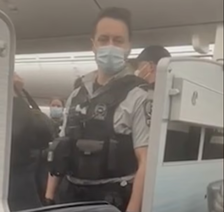jacobsjapan's tweet photo. Air Canada kicks black family off plane and bans them for asking about their luggage: https://t.co/JmvMONsrkl Flight to Florida turns to escort off plane &amp; flight ban, all for asking about luggage left on tarmac. Airline unapologetic. #Canada #AirCanada https://t.co/rNo740H1ic