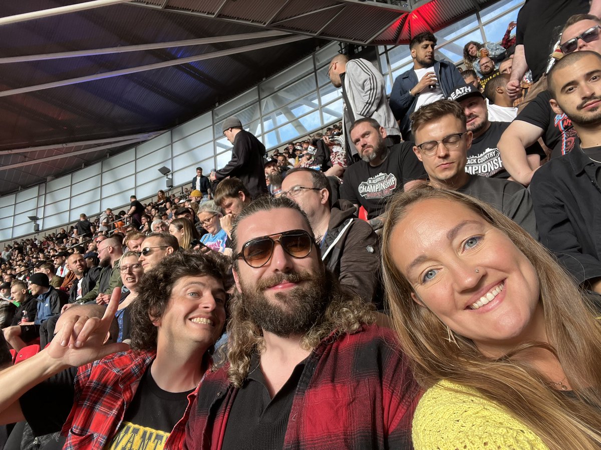 Welsh_Bailey's tweet photo. When your big little brother and husband-to-be drag
You to #AEW #AEWAllIn #AEWWembley  you embrace it, get drunk, and buy merch 😂 #JungleWanker  #AllIn #welshGirlInLondon @ValKilmer4Life https://t.co/iMYE0citj4