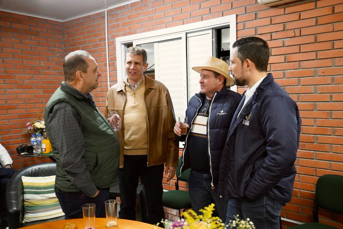 leo_pascoal's tweet photo. No início desta noite, estive na casa da FETAG/RS, onde fui recebido pelo presidente Carlos Joel e sua diretoria. #Expointer2023 https://t.co/RRuGFSUGEu