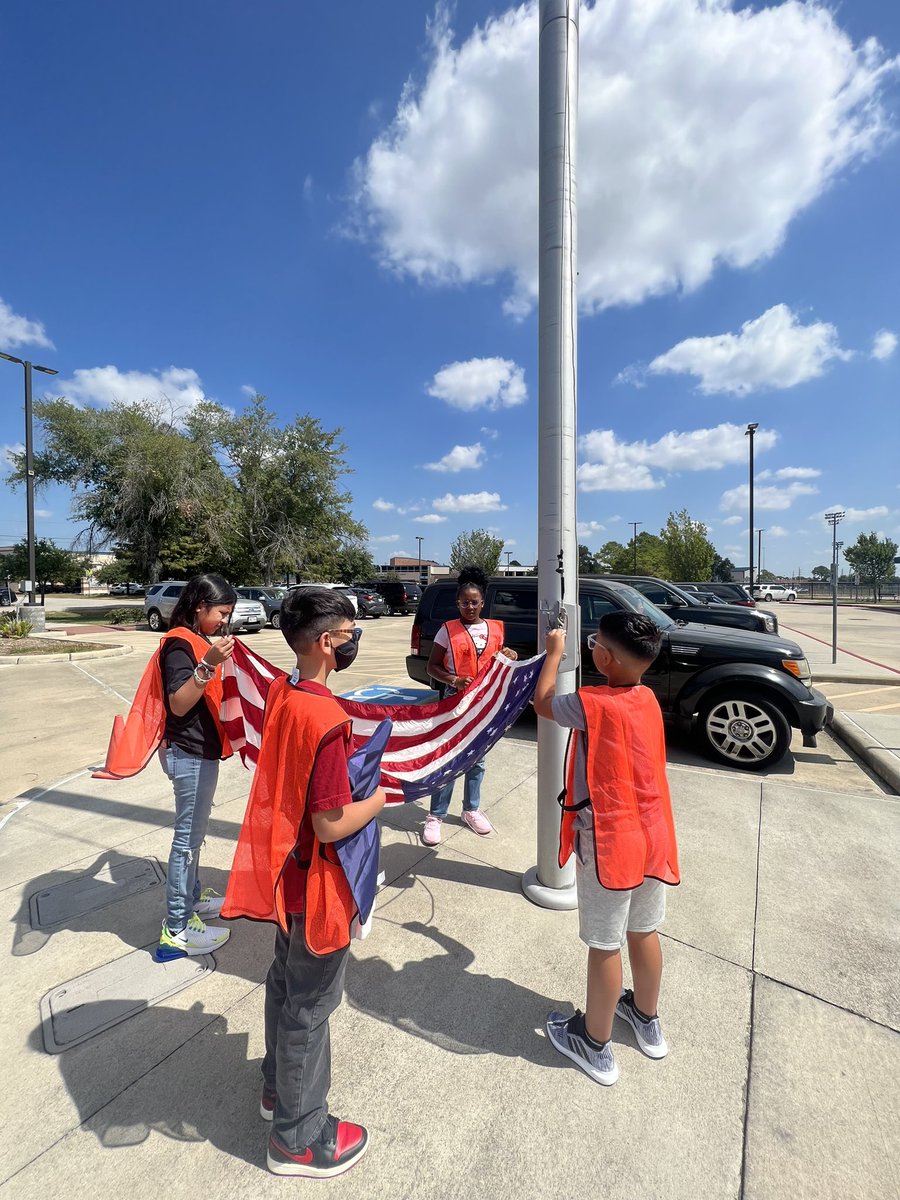 We have some student leaders at @BaneElementary! They are ready for flag duty! 🇺🇸 #BANEpride #BANEspirit #studentleaders @CyFairISD