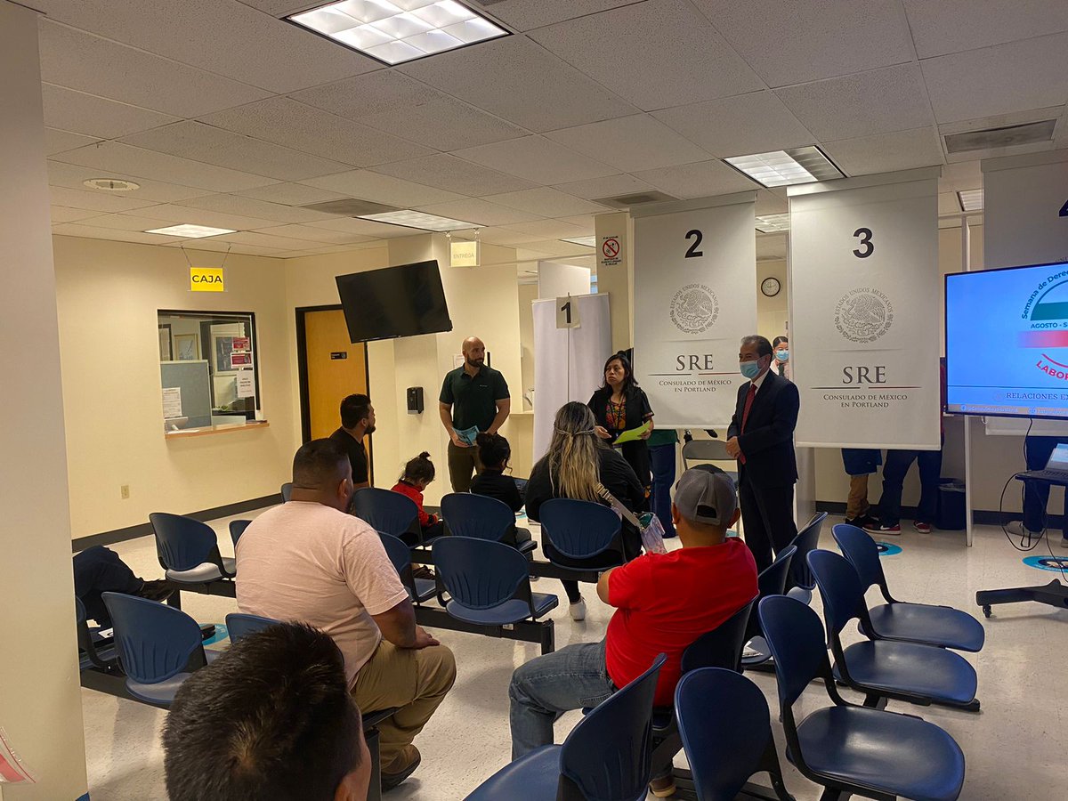 quesnelc's tweet photo. Representantes de #OregonOSHA y #OregonWCD brindaron información relevante a nuestros connacionales en @Consulmexpot sobre accidentes laborales y prevención de enfermedades por el clima. Agradecemos su apoyo durante esta #SemanadeDerechosLaborales #SDL2023 #ProtecciónConsular https://t.co/4NUCQFRAWN