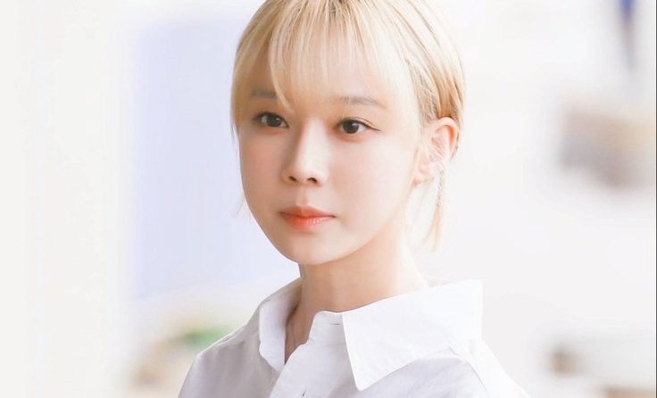 day and night — a winrina au

famous food critic ynares (k) always go to the same restaurant every friday. to review the food? sure.

but to also get a glimpse of the restaurant's owner? oh, absolutely.