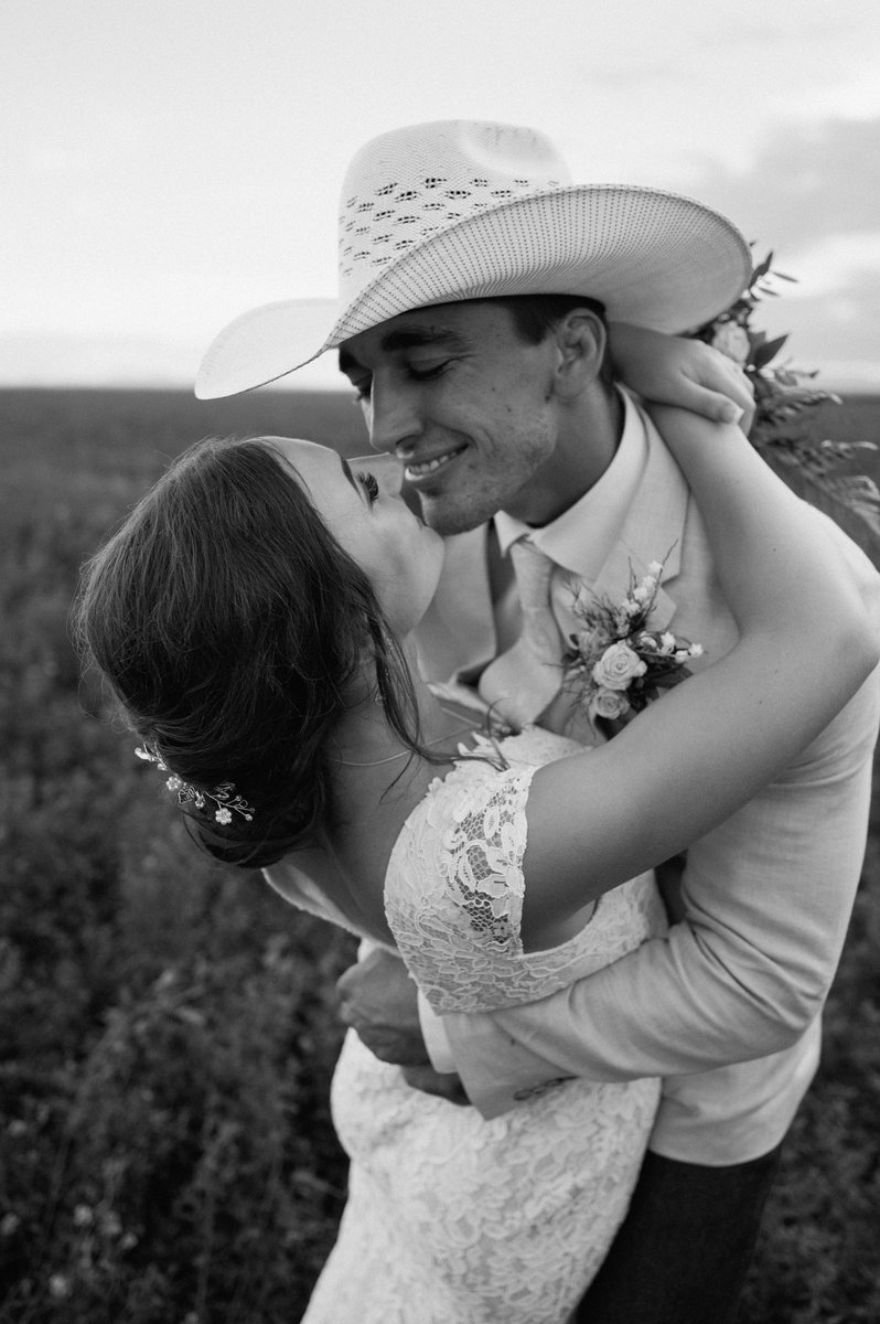 SamanhaG's tweet photo. One month of being married to my Bestfriend 🤍 https://t.co/4LvXwOTGbO