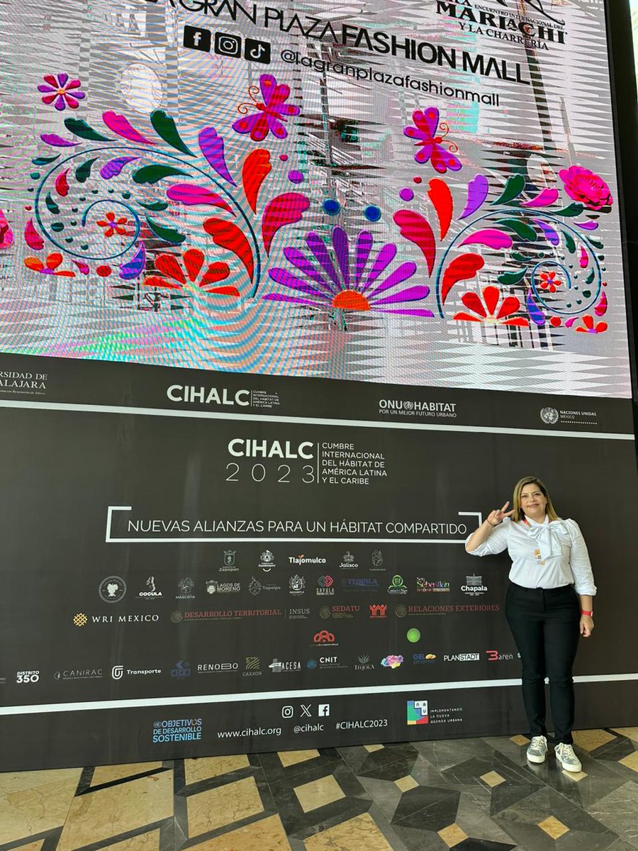 liliaaguilarmx's tweet photo. Impresionante lo que alberga el @ConjSantander, tiene la biblioteca Carlos Fuentes, distintos espacios para las artes escénicas, la Cineteca y una gran arquitectura. 🙌🌟 https://t.co/4IJYPVNugD