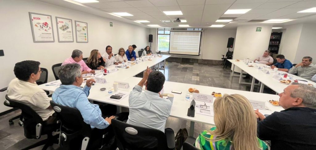 ctmsonora's tweet photo. #CTMSONORA presente en la reunión mensual de la Comisión Consultiva Regional de la Delegación Sonora de @Infonavit para analizar alternativas de mejora en materia de vivienda para los trabajadores.

@Pedrofo27666577 @sonoracoves @vladybarboza @ElySallard @JavierCTMSonora https://t.co/0ztJecNNn5