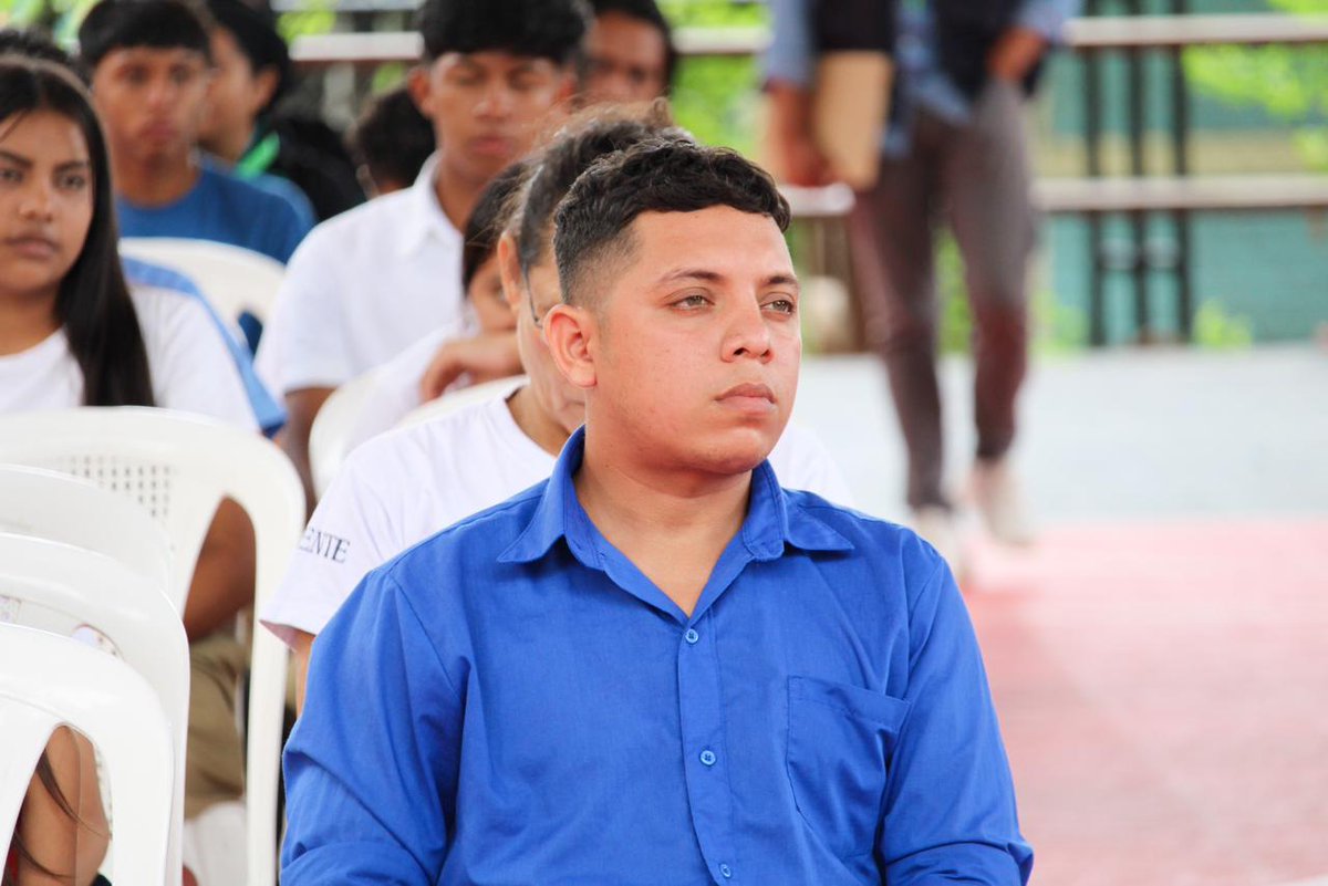 MatchConLaPaz's tweet photo. ¡Somos jóvenes #HaciendoMatchConLaPaz! 💙

En el marco de la celebración del mes de la Juventud, este día nuestro Consejero de la Juventud, @_FernandoRdguez, participó en una Jornada Juvenil Informativa organizada por la @AsambleaSV Legislativa Departamental de La Paz. https://t.co/28Y8fakz3t